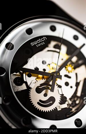 London, GB 07.10.2020 - Swatch schweizer Quarzuhr aus nächster Nähe Stockfoto