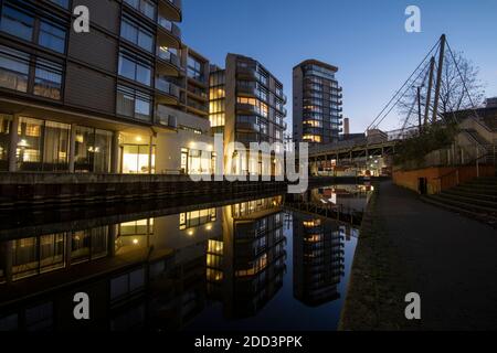 Canalside Blue Hour Reflections von der Nottingham One Entwicklung in Nottingham City Centre, Nottinghamshire England Großbritannien Stockfoto