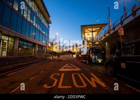 Herbstbäume vor dem Loxley House in der Station Street im Stadtzentrum von Nottingham, Nottinghamshire England Stockfoto