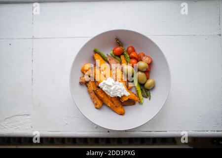 Süßkartoffeln Pommes mit Quark und mehr Gemüse auf Eine Platte Stockfoto