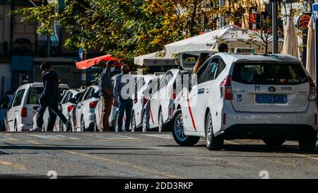 Taxis stehen in Madrid in der Schlange. Spanien Stockfoto