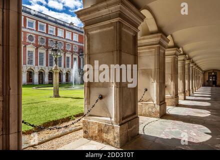 Fountain Court im Hampton Court Palace in London, Großbritannien Stockfoto