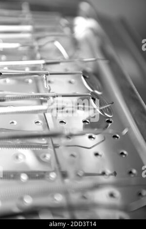 Set von metallarztmedizinischen Geräten. Zahnärztliche Werkzeuge in der Metallschale-Nahaufnahme. Stockfoto