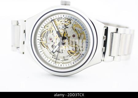 London, GB 07.10.2020 - Swatch swiss made mechanische Uhr Sceletone Zifferblatt Stockfoto