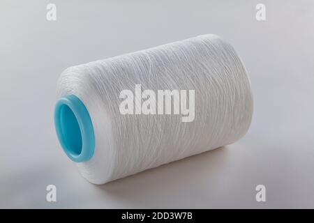 Der Kegel aus farbigem Gewinde, der auf einem weißen Hintergrund isoliert ist Stockfoto