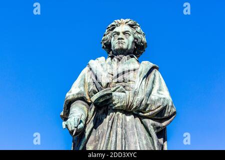 Eine Statue von Ludwig van Beethoven in Bonn, Deutschland, wo er geboren wurde. Stockfoto