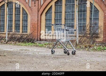 Leerer Warenkorb . Handelskrise, verlassene Warenkorb in einem verlassenen, leeren Industriegebiet. Symbol der Vororte verlassene Städte oder Städte Stockfoto