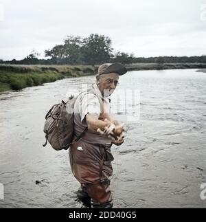 Mann beim Angeln nahe der Stadt Punta Arenas, im Süden von Chile, 1957. Mann angeln in der Nähe von Punta Arenas, im Süden Chiles, 1957. Stockfoto