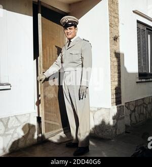 Soldat in Paradeuniform vor seinem Haus in der Stadt Punta Arenas, im Süden von Chile, 1957. Soldat trägt seine Parade uniform vor seinem Haus in der Stadt Punta Arenas, im Süden Chiles, 1957. Stockfoto