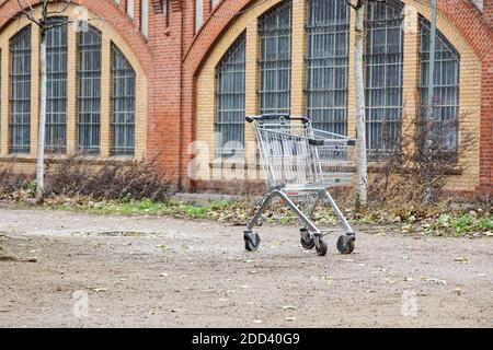 Leerer Warenkorb . Handelskrise, verlassene Warenkorb in einem verlassenen, leeren Industriegebiet. Symbol der Vororte verlassene Städte oder Städte Stockfoto