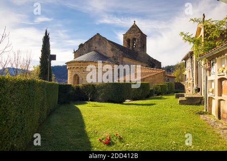 Blick von der Apsis der romanischen Kirche des Heiligen Feliu von Rocabruna aus dem 12. Jahrhundert, Baget, Katalonien, Spanien Stockfoto