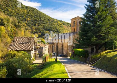 Blick auf den Eingang der malerischen Stadt Baget in Ripolles, Katalonien, Spanien. Stockfoto