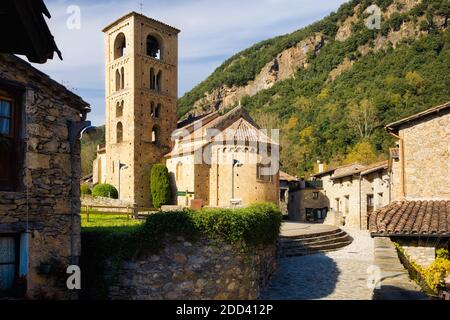 Blick auf die romanische Kirche St. Cristobal de Baget aus dem 14. Jahrhundert, Katalonien, Spanien Stockfoto