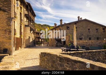 Blick auf den Hauptplatz der Stadt Baget, wo seine alten Häuser renoviert wurden, Katalonien, Spanien Stockfoto