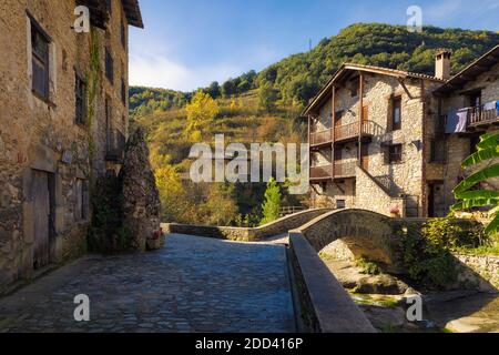 Blick auf die Brücke, die den Bach dels Trulls, Baget, Katalonien, Spanien überquert Stockfoto