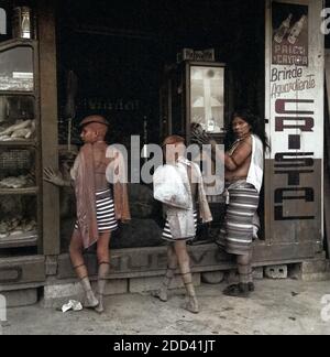 Eingeborene in der Stadt Ambato, hier ein junger Mann, Ecuador 1960er Jahre. Ureinwohner in der Stadt Ambato, hier ein junger Mann, Ecuador 1960. Stockfoto