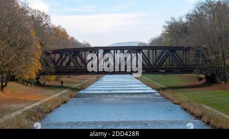 Alte Eisenbahnbrücke über den Fluss Stockfoto