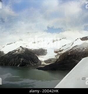 Kurzflug von Chile nach Ushuaia in Argentinien, 1960er Jahre. Kurzer Flug von Chile nach Ushuaia in Argentinien, 1960. Stockfoto