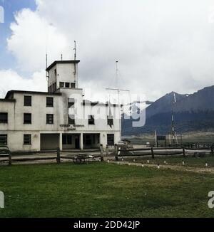 Das kleine Empfangsgebäude am Flughafen in Ushuaia in Argentinien, 1960er Jahre. Kleine Ankunft Terminal am Flughafen Ushuaia in Argentinien, 1960. Stockfoto