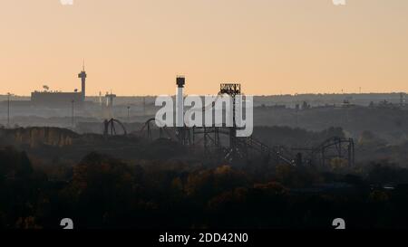 Madrid, Spanien - 21. November 2020: Achterbahn im Vergnügungspark am Horizont - Parque de Atracciones Stockfoto