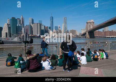 New York, USA: EINE Klasse von Grundschulkindern unterrichtet auf dem Aussichtspunkt der Brooklyn Bridge, gegenüber von Manhattan. Stockfoto