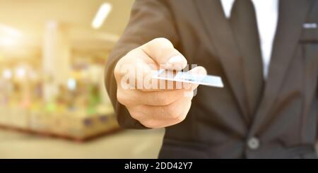 Nahaufnahme des Geschäftsmannes Hand halten Kreditkarte. Selektiver Fokus an den Händen. Stockfoto