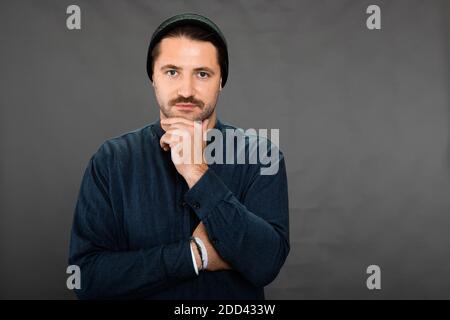 Handsome moustached unrasiert Hipster in gestrickte Mütze auf der Suche nach Männlich Freiheit Stockfoto