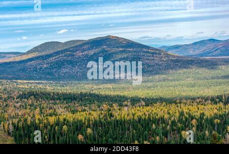 Blick vom Berg Grün im Skigebiet Sheregesh, Kemerowo Region-Kuzbass Stockfoto