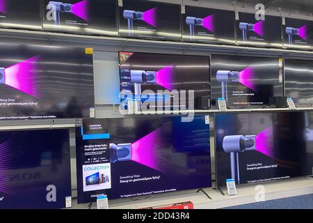 München, Deutschland. November 2020. TV-Geräte in einem Saturn Elektronik-Shop, OLED, Shop. Quelle: dpa/Alamy Live News Stockfoto