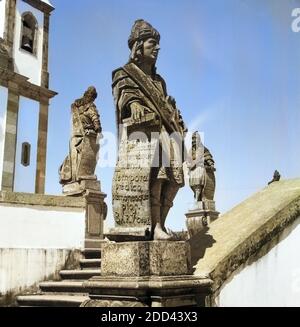 Statuen Vor der Kirche Heiligtum des Guten Herrn Jesus in Congonhas, Brasilien 1966. Statuen vor der Kirche Wallfahrtskirche Bom Jesus Matosinhos in Congonhas, Brasilien 1966. Stockfoto