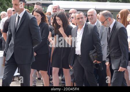 Familie (Mutter, Schwester und Vater) bei der Trauerfeier von Maelys de Araujo, 9 Jahre altes Mädchen, das im August 2017 vom Serienmörder Nordahl Lelandais in La Tour Du Pin, Frankreich, am 2. Juni 2018 ermordet wurde. Foto von Julien Reynaud/APS-Medias/ABACAPRESS.COM Stockfoto