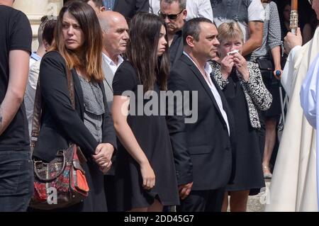 Familie (Mutter, Schwester, Vater) bei der Beerdigung von Maelys de Araujo, 9 Jahre altes Mädchen, das im August 2017 vom Serienmörder Nordahl Lelandais in La Tour Du Pin, Frankreich, am 2. Juni 2018 ermordet wurde. Foto von Julien Reynaud/APS-Medias/ABACAPRESS.COM Stockfoto