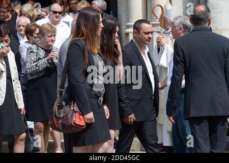 Familie (Mutter, Schwester, Vater) bei der Beerdigung von Maelys de Araujo, 9 Jahre altes Mädchen, das im August 2017 vom Serienmörder Nordahl Lelandais in La Tour Du Pin, Frankreich, am 2. Juni 2018 ermordet wurde. Foto von Julien Reynaud/APS-Medias/ABACAPRESS.COM Stockfoto