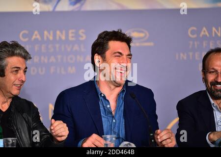 Schauspieler Javier Bardem flankiert von Schauspieler Ricardo darin (L) und Regisseur Asghar Farhadi bei der Pressekonferenz für jedermann weiß (Todos Lo Saben) während der 71. Jährlichen Cannes Film Festival im Palais des Festivals am 9. Mai 2018 in Cannes, Frankreich. Foto von Pool/ABACAPRESS.COM Stockfoto