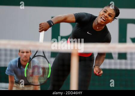 Die USA Serena Williams spielt in der dritten Runde der French Tennis Open 2018, im Roland-Garros Stadion, Paris, Frankreich, am 2. Juni 2018. Foto von Henri Szwarc/ABACAPRESS.COM Stockfoto