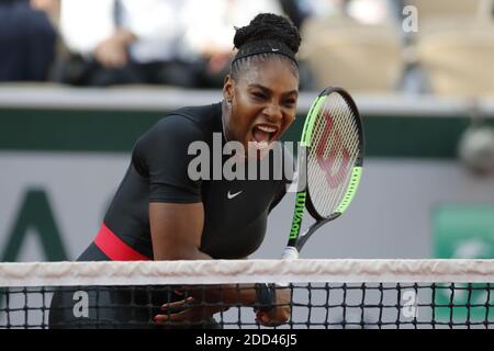 Die USA Serena Williams spielt in der dritten Runde der French Tennis Open 2018, im Roland-Garros Stadion, Paris, Frankreich, am 2. Juni 2018. Foto von Henri Szwarc/ABACAPRESS.COM Stockfoto