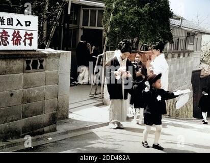 Kinder eine der Hand Ihrer Mütter Auf Dem Weg Zur Einschulung, Japan 1960er Jahre. Kinder und Mütter hand am ersten Tag des Kindes in der Schule, Japan der 1960er Jahre. Stockfoto