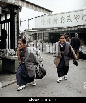 Zwei Pilgermuschel Frauen Auf Dem Weg Zum Markt in Japan, 1960er Jahre. Zwei ältere Damen auf dem Weg zum Markt in Japan, 1960er Jahre. Stockfoto