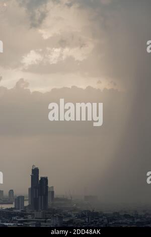 Bangkok, thailand - Nov 23, 2020 : Blick auf Bangkok mit Wolkenkratzern in einem dichten Smog vor einem Regen bedeckt. Fokussieren und Weichzeichnen. Stockfoto