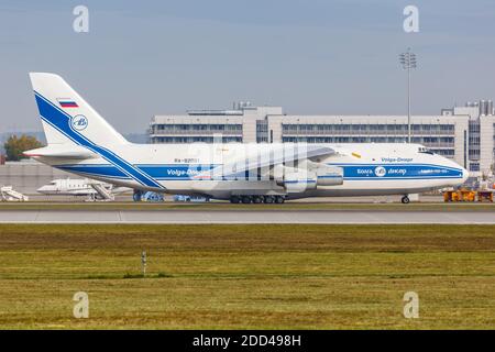 München, 21. Oktober 2020: Flugzeug der Wolga-Dnepr Airlines Antonov an-124-100 am Flughafen München. Stockfoto