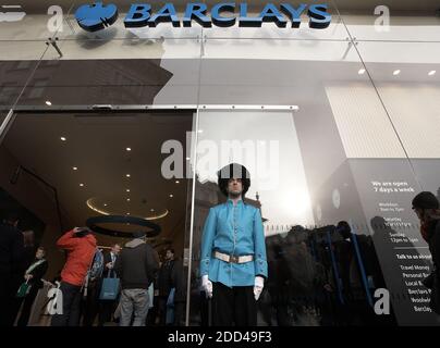 GROSSBRITANNIEN / England / London / Street Performer cellebrating the Opening of Barclays Bank branch at Piccadilly Circus. Stockfoto