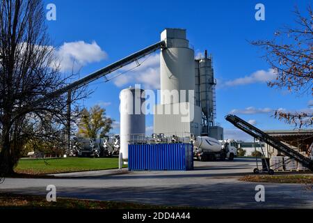 Traiskirchen, Österreich - 21. November 2020: Transportbetonunternehmen mit Förderband und Spezialfahrzeugen in Niederösterreich Stockfoto