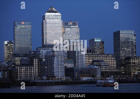 Panoramablick von Canary Wharf, Finanzzentrum in London bei Sonnenuntergang Stockfoto