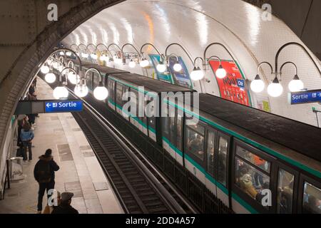 Cité U-Bahn-Station Linie 4, Paris, Frankreich. Wunderschöne U-Bahn-Station Arch im Stadtzentrum der französischen Hauptstadt. Typische Laternenpfosten Stockfoto