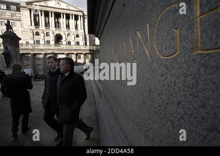 GROSSBRITANNIEN / London / Stadtarbeiter gehen am Royal Exchange Gebäude und der Bank of England vorbei. Stockfoto