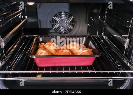 Hühnerfleisch zum Braten. Fleisch in der Backverpackung im Ofen zum Backen. Stockfoto