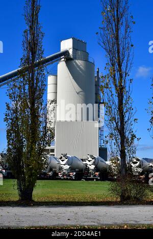 Traiskirchen, Österreich - 21. November 2020: Transportbetonunternehmen mit Förderband und Spezialfahrzeugen in Niederösterreich Stockfoto