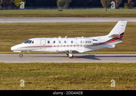 München, 21. Oktober 2020: NetJets Europe Cessna 560XL Citation XLS Flugzeug am Flughafen München in Deutschland. Stockfoto