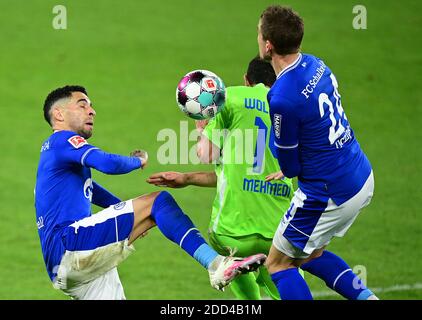 Gelsenkirchen, Deutschland. 21. Nov, 2020. firo: 11/21/2020 Fußball: Fußball: Bundesliga-Saison 2020/21 Schalke 04 - VfL Wolfsburg 0: 2 Links nach rechts Omar Mascarell, Admir Mehmedi, Bastian Oczipka (Schalke) Credit: TimGroothuis/Witters // poolfoto/via/firosportphoto / Verwendung weltweit/dpa/Alamy Live News Stockfoto