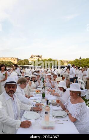 Treffen von Menschen in Weiß gekleidet für das 30. Diner en Blanc (Dinner in Weiß) auf der Invalides Esplanade in Paris, Frankreich am 3. Juni 2018. Das Diner en Blanc ist ein schickes heimliches Flashmob-Picknick, das jedes Jahr in über zwanzig Städten auf der ganzen Welt stattfindet und wo Gäste in weiß gekleidet anwesend sein müssen und ihre eigenen Stühle, Tische, Besteck sowie ihr Essen und Trinken mitbringen müssen. Foto von Aurore Marechal/ABACAPRESS.COM Stockfoto